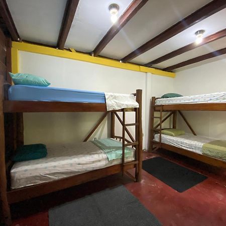 Casa De La Iguana Hostel Livingston Exterior photo