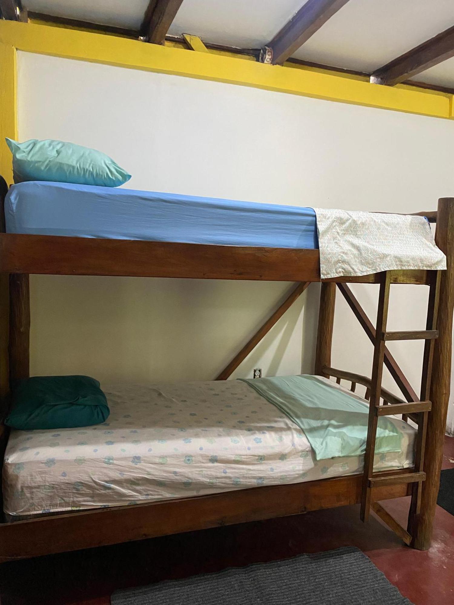 Casa De La Iguana Hostel Livingston Exterior photo