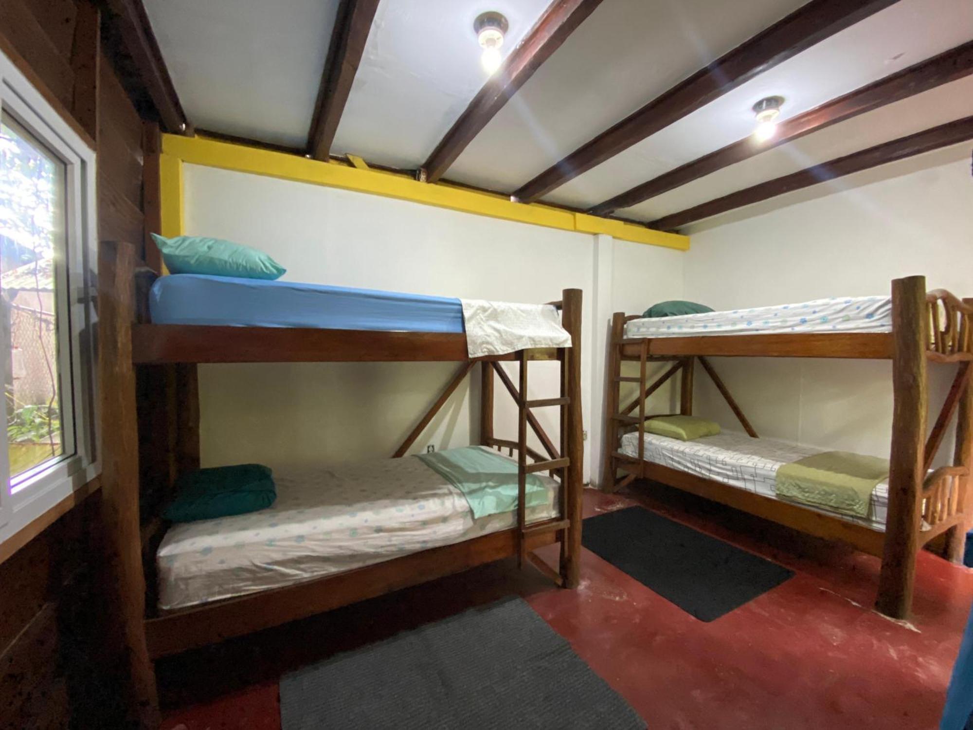 Casa De La Iguana Hostel Livingston Exterior photo