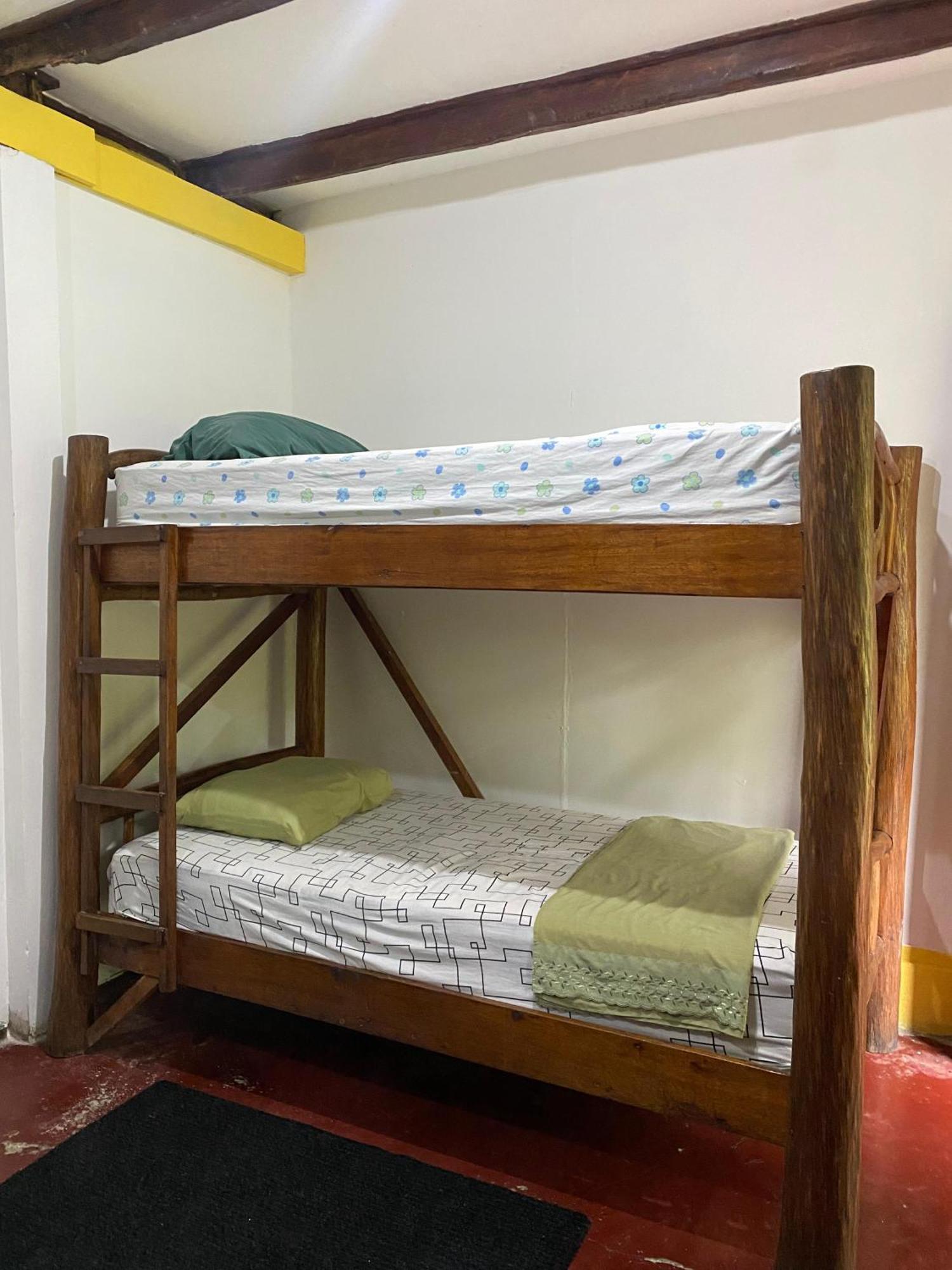 Casa De La Iguana Hostel Livingston Exterior photo